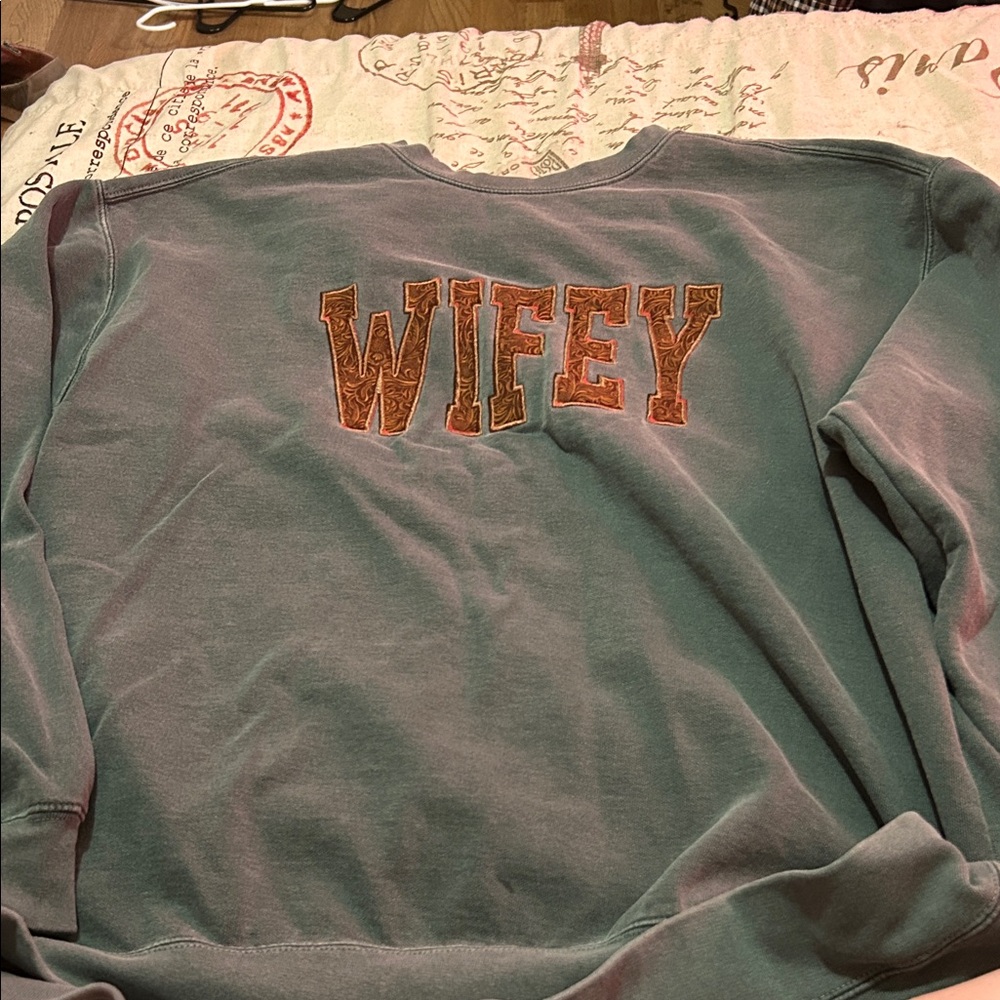 Comfort Colors Green 'Wifey' Sweatshirt